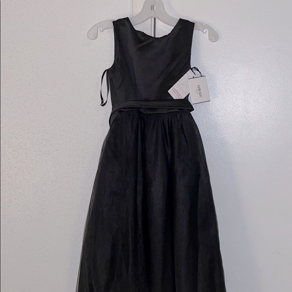 Black dress with bow to the back. Size 6 child &size 14 youth. LOWEST PRICE!🖤✨